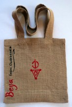 sac beija et motif berbere rouge